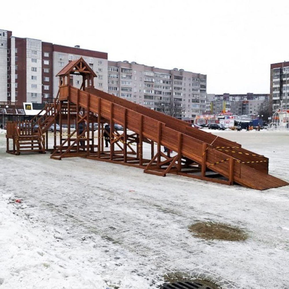 Зимняя деревянная заливная горка Теремок (скат 12 м)