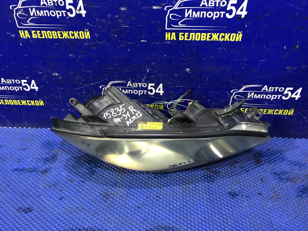 Фара передняя правая TOYOTA IPSUM 2001-2003