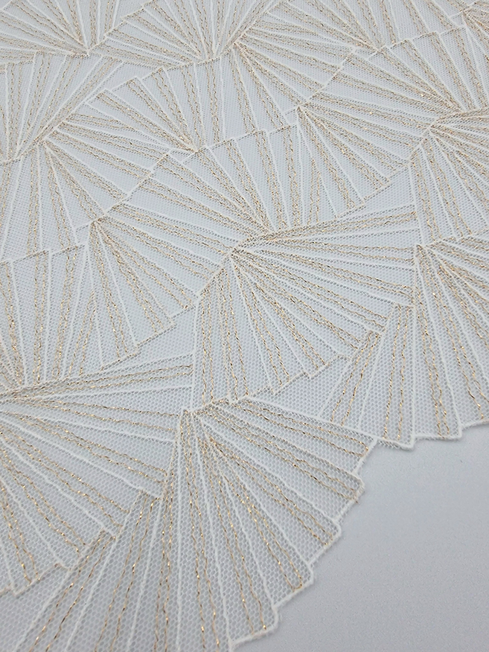 Вышивка на сетке молочный/золото К706