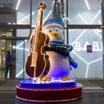 уличная фигура  "Пингвин с контрабасом"