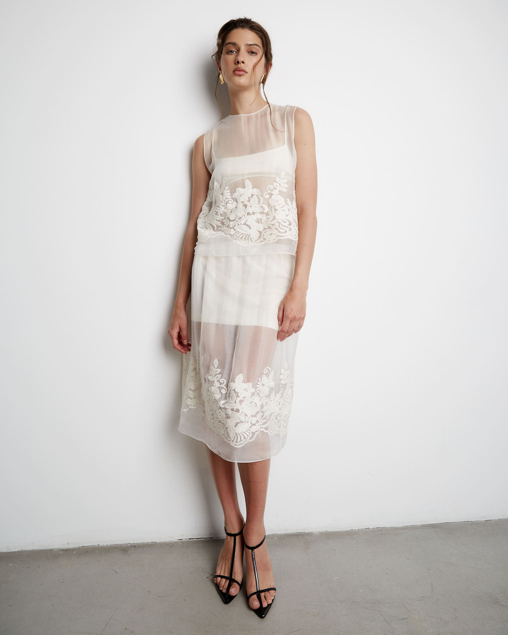 Топ из шелка с вышивкой молочный