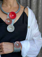 Колье Vega от итальянского бренда ENZO BENZO выполнено из муранского стекла и каучука.