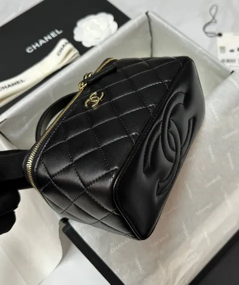 Косметичка Chanel с двойным C-логотипом
