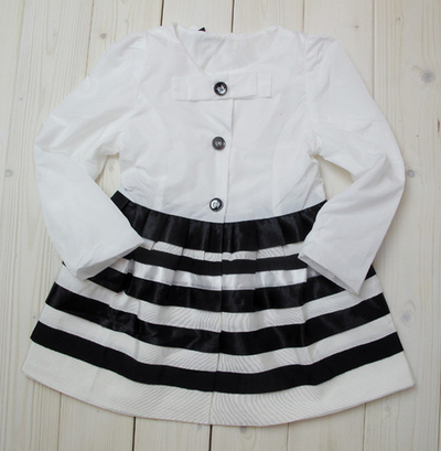 Плащ детский с отделкой контрастными атласными лентами