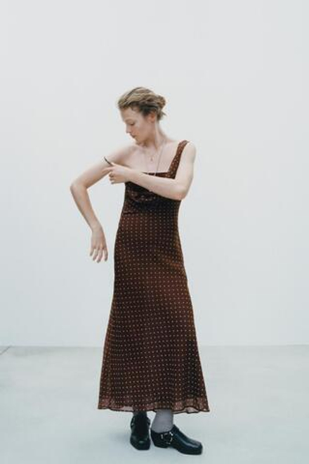 ZARA ПЛАТЬЕ В ГОРОШЕК С ДРАПИРОВАННЫМ ВЫРЕЗОМ, КОРИЧНЕВЫЙ/ЭКРЮ
