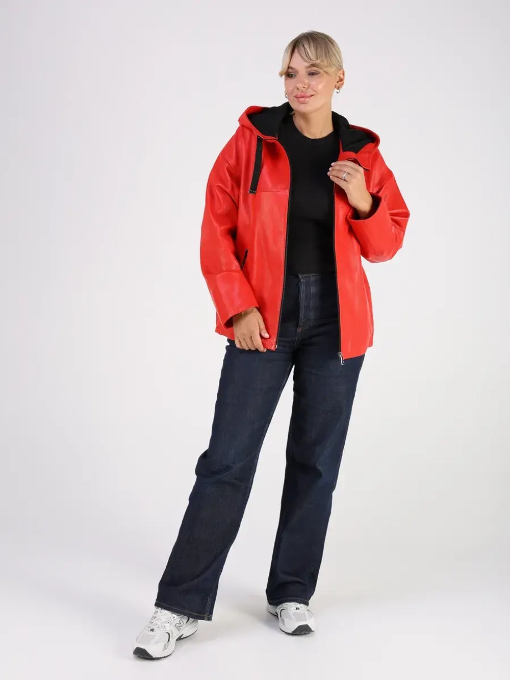 Кожаная куртка демисезонная с капюшоном короткая