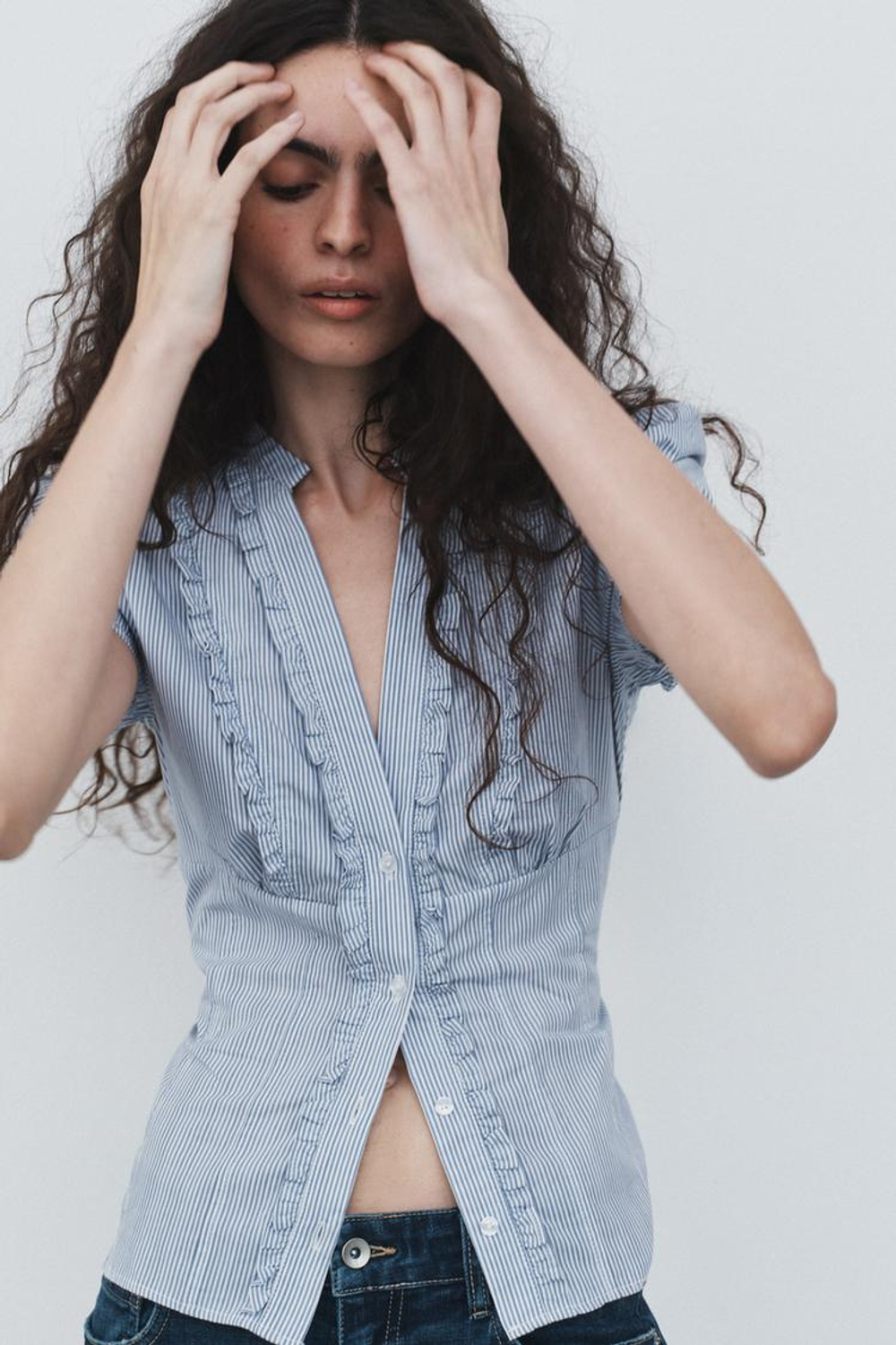 ZARA РУБАШКА ИЗ ПОПЛИНА С ВОЛАНАМИ, СИНИЙ/БЕЛЫЙ