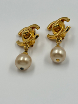 Клипсы с «жемчугом» и логотипом Chanel