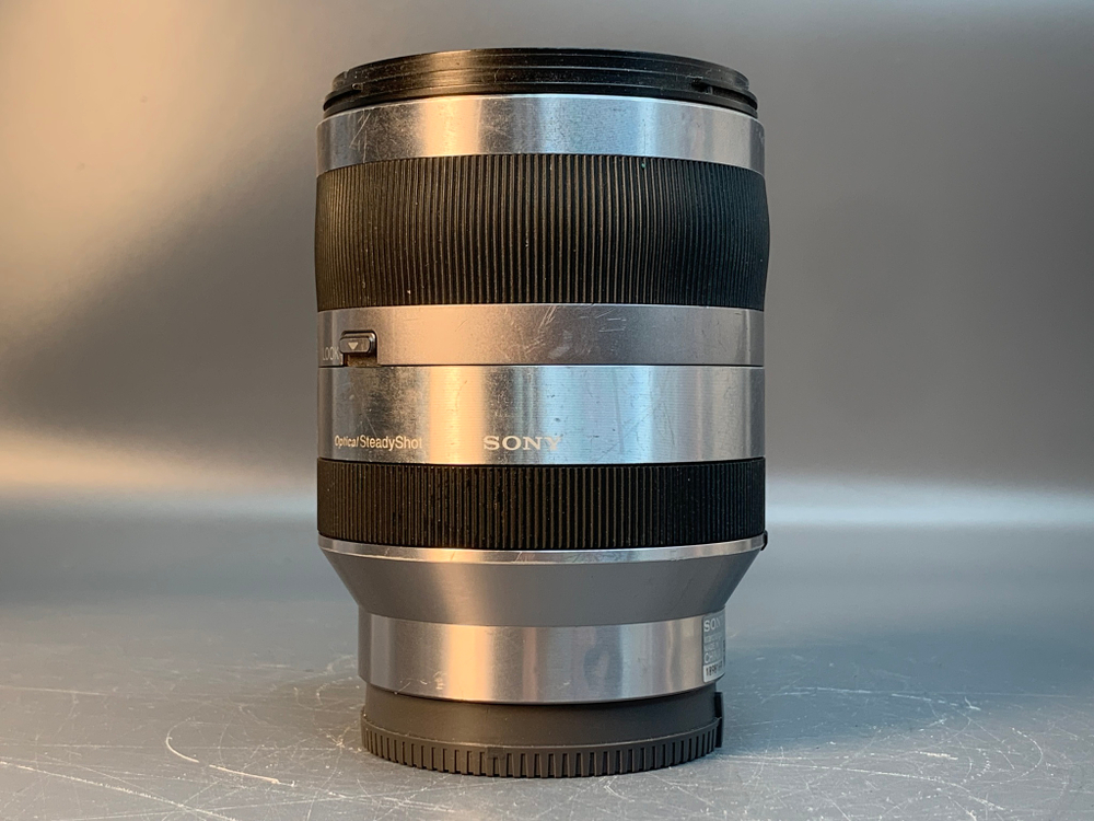 Sony 18-200mm OSS , сколы на пластмассе передней линзы