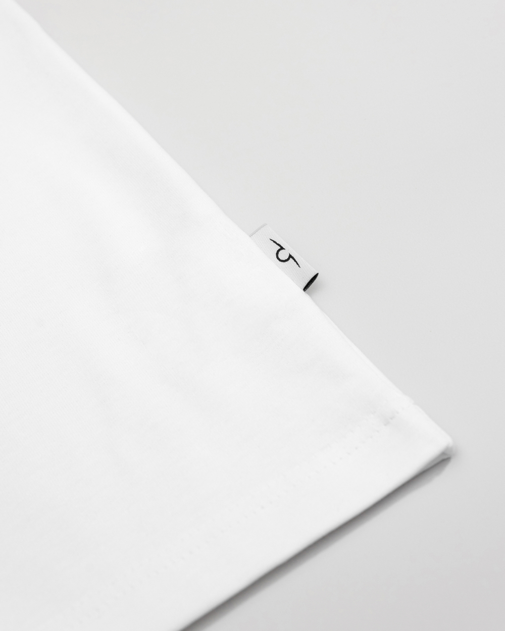 Футболка белая с лого на груди XXL