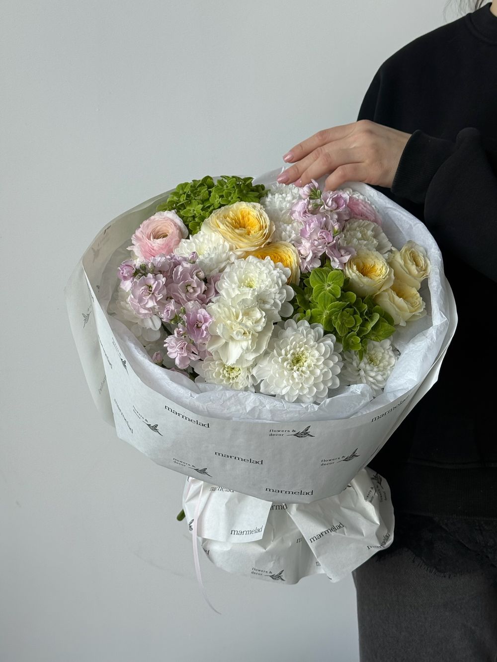 Букет из маттиолы, гортензии, диантусов, ранункулюсов и кустовых пионовидных роз