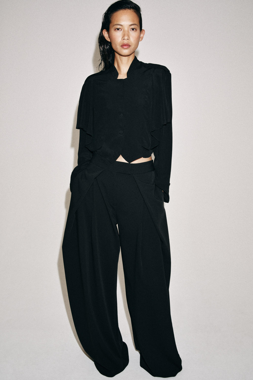 ZARA УКОРОЧЕННАЯ РУБАШКА С ВОЛАНАМИ — ZW COLLECTION, ЧЕРНЫЙ