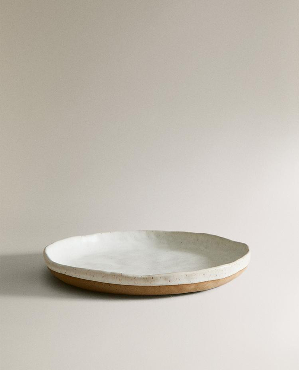 ZARA HOME МАЛЕНЬКОЕ КРУГЛОЕ СЕРВИРОВОЧНОЕ БЛЮДО С РЕЛЬЕФНОЙ ПОВЕРХНОСТЬЮ, ЖЕЛТОВАТО-БЕЛЫЙ