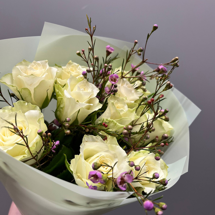 Букет из роз и ваксфлауэра