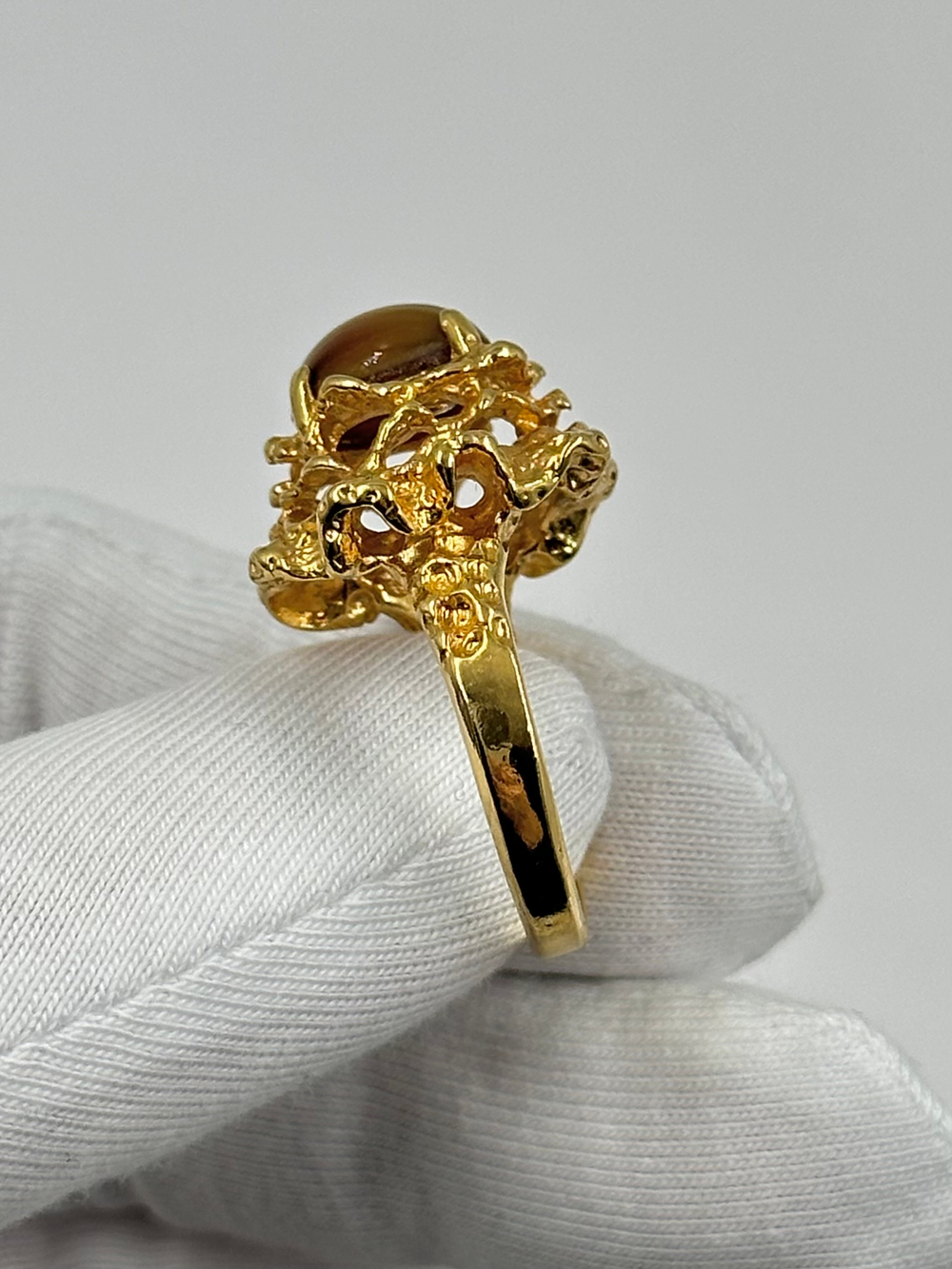 Кольцо с коричневым кабошоном