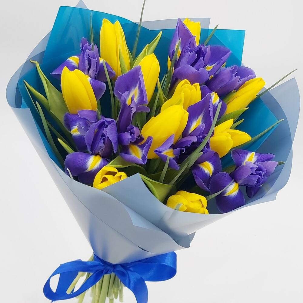 Букет ирисы и жёлтые тюльпаны