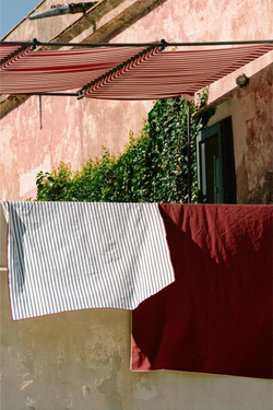 ZARA HOME ОВЕРЛОЧНАЯ ПОЛОСАТАЯ СКАТЕРТЬ, СИНИЙ