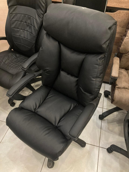 Кресло Фортуна-5 (10) перф черн к/з черн Мех качания п Директор (в разборе)