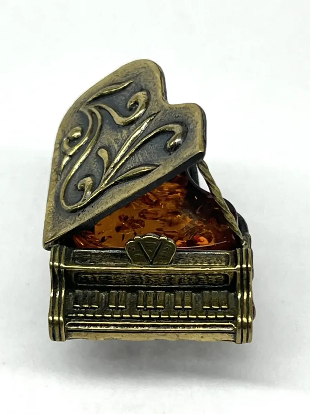 Бронзовая статуэтка на янтаре