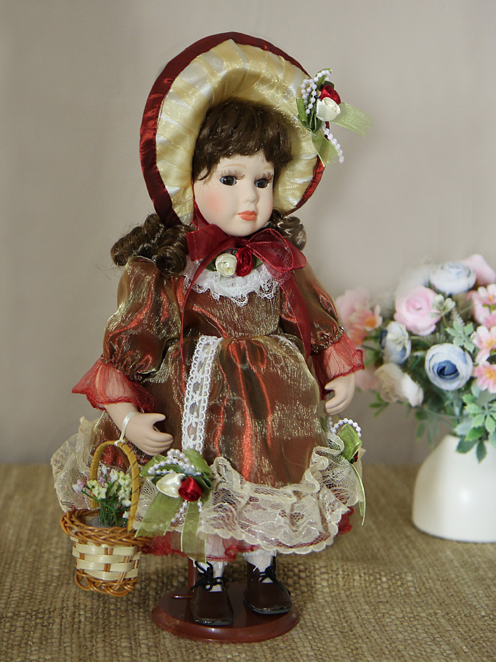 Кукла фарфоровая 12' на подставке