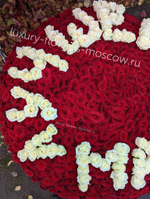 701 роза в корзине с надписью Маме
