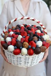 Корзина с клубникой в шоколаде "Королевский подарок"