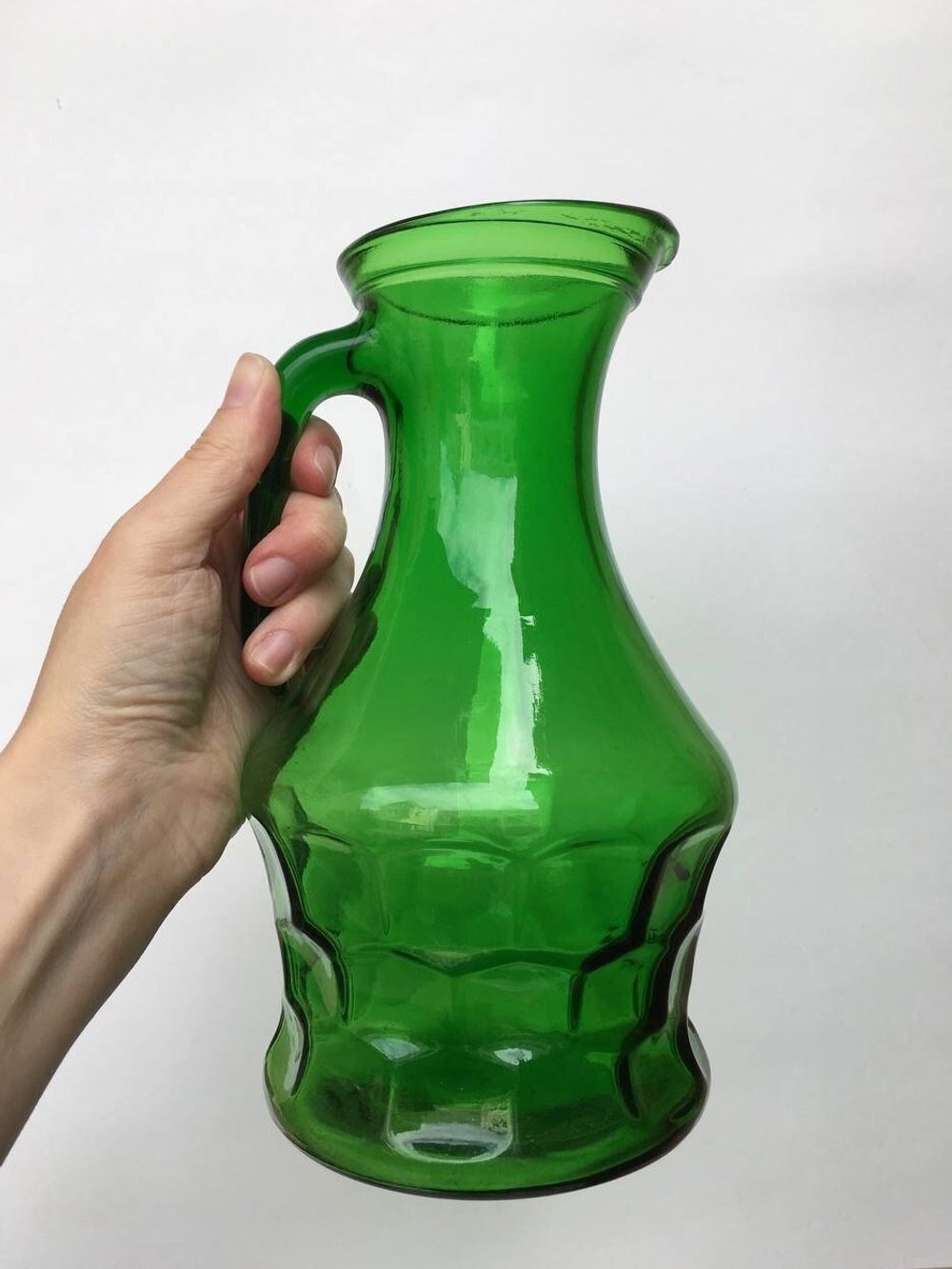 Зелёный кувшин из стекла