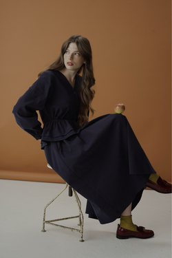 Платье с V-вырезом, поясом-баской и длинным рукавом, темно-синий хлопок-твил