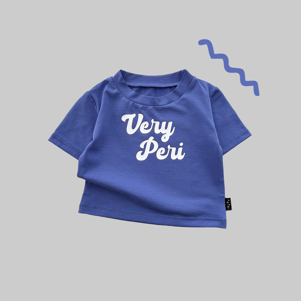 футболка Very Peri с текстом