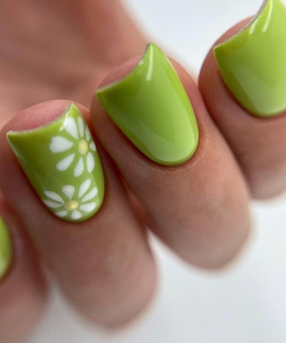 ромашки на ногтях