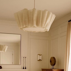 Лаконичный подвесной светильник с мягким текстильным абажуром и теплым рассеянным светом.