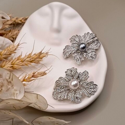 БРОШЬ " Неповторимость" объемная с жемчугом и стразами.