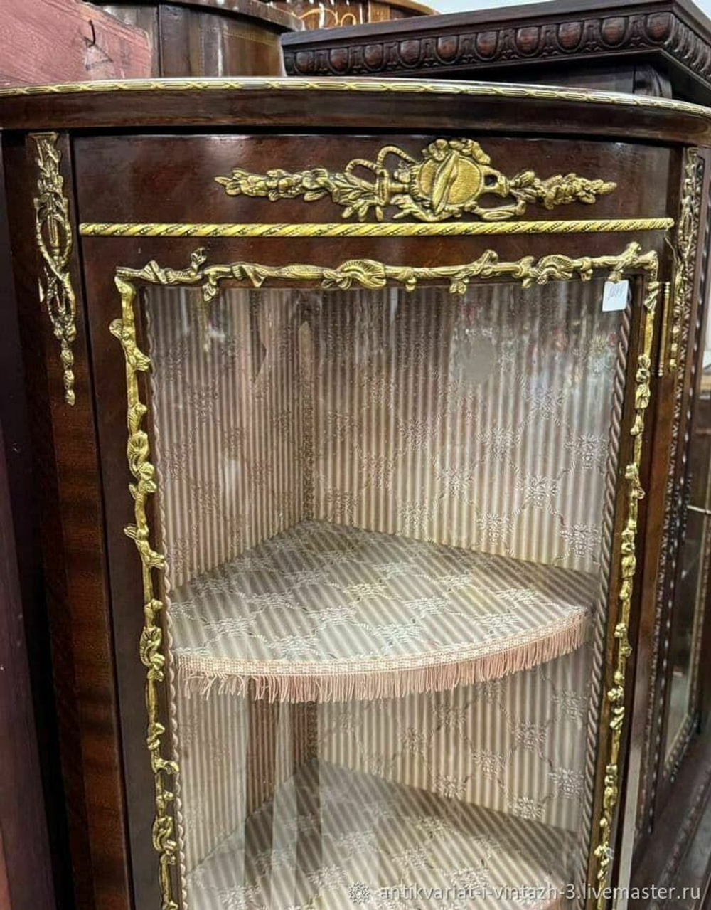 Угловая старинная витрина