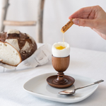 Деревянная подставка для яйца с солонкой из древесины сибирского кедра. ES8