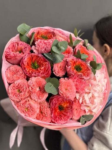 Авторский букет с пионовидными розами сорта "Мандарин"