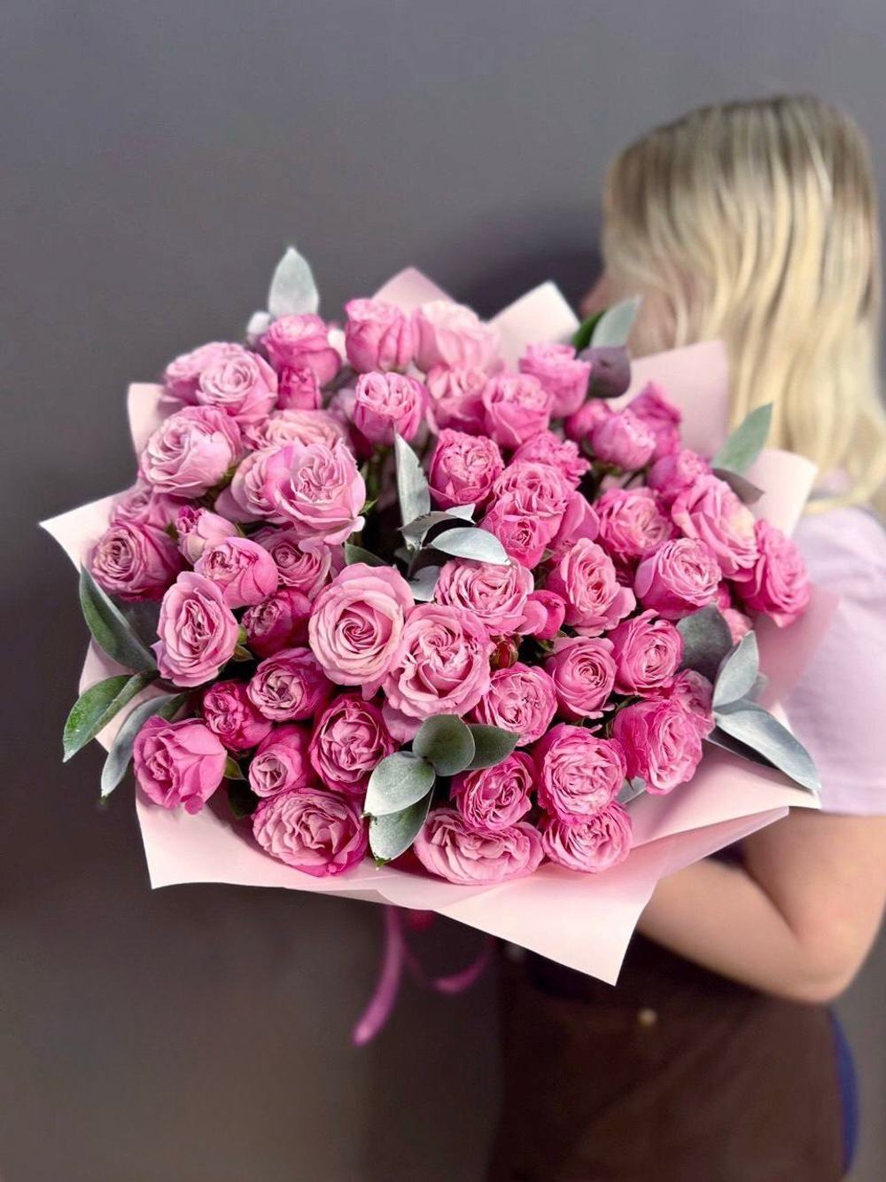 Букет из 11 кустовых пионовидных роз сорта "Леди Бомбастик" с рускусом