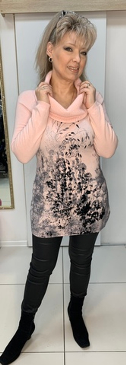 Теплый розовый свитер с черно-серым принтом