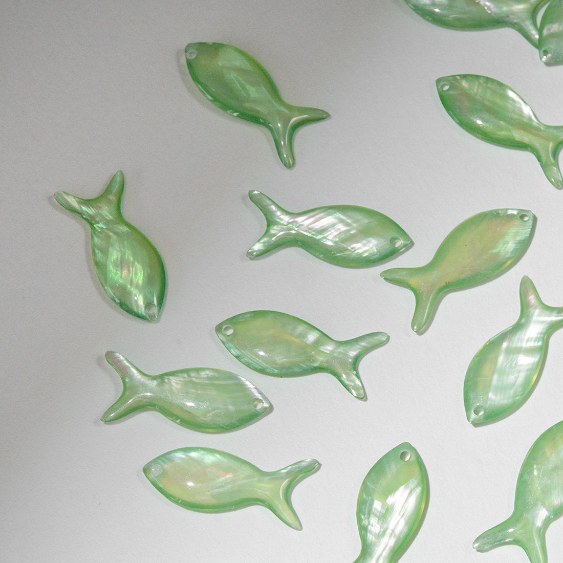 Бусина в форме рыбки из зеленого акрила с перламутром, 25*10мм