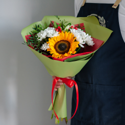 Букет с подсолнухом в зеленом оформлении