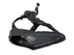 Скульптура «Перекуем мечи на орала!». Скульптур Е.В. Вутетич. 1960 г. Силумин, литьё. СССР.