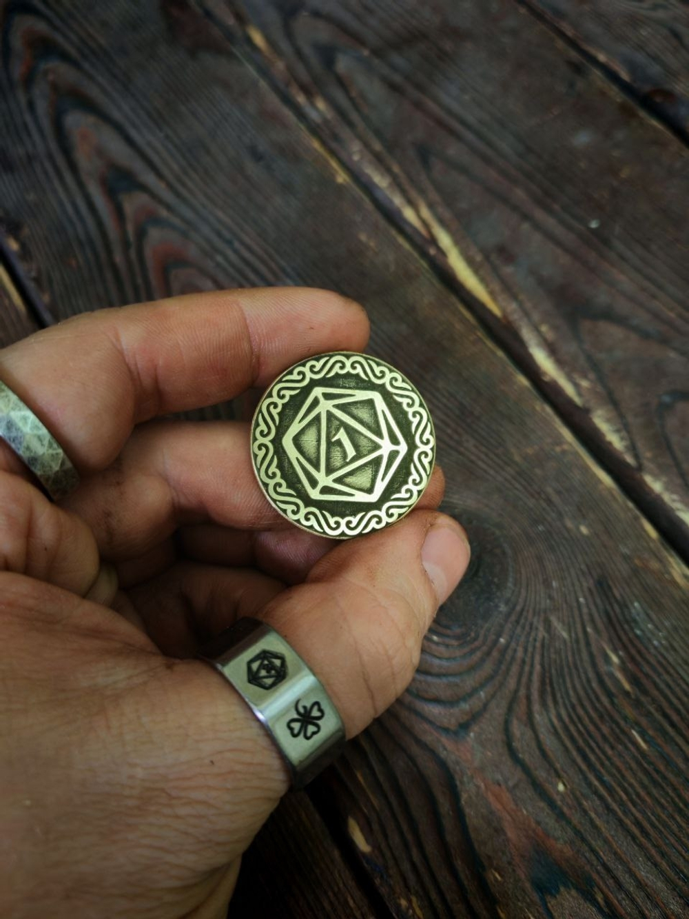 Латунная монета «D20» — двуликий жетон для решений в стиле D&D!