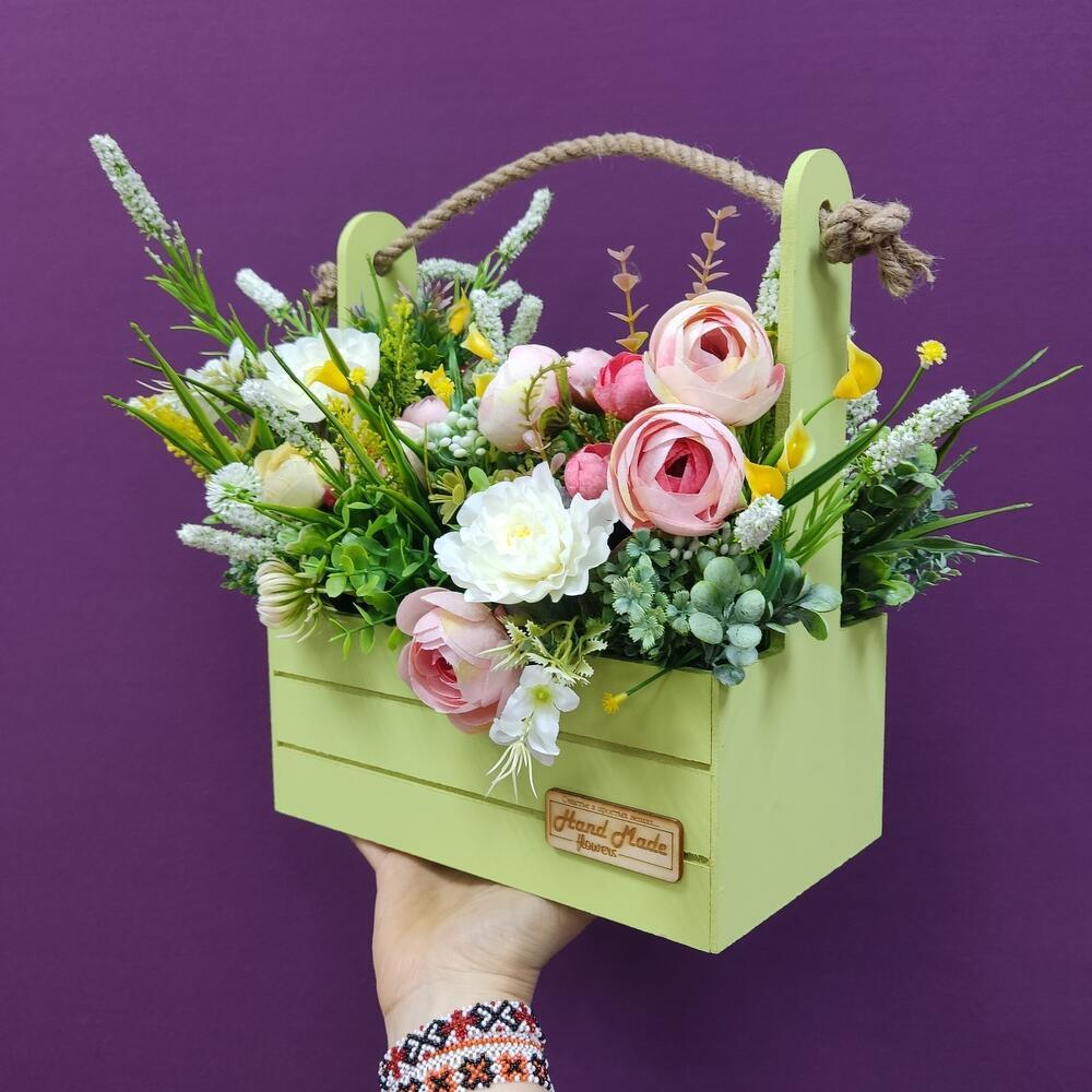 Ящик с искусственными цветами для декора