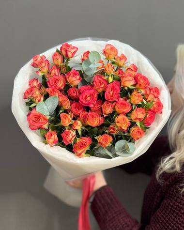 Букет из 9 кустовых роз с веточками эвкалипта