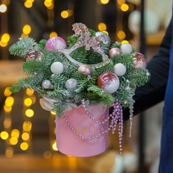 Розовая шляпная коробка с нобилисом