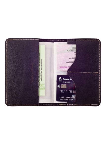 Фото обложки классик коричневого цвета в развернутом виде с вложенным наполнением из паспорта и банковских карт.