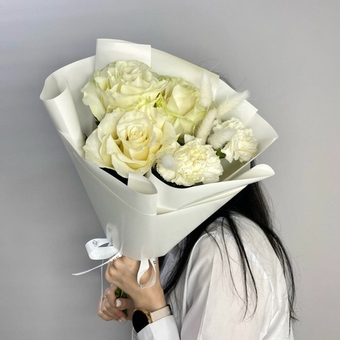 «Жемчужный» букет из французских роз с белоснежными диантусами и лагурусом