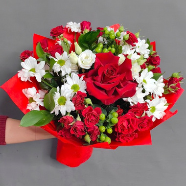 Авторский букет в бело-красной гамме