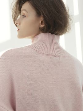 AIM  свободного кроя Цвет розовый. 50% шерсть мериноса.