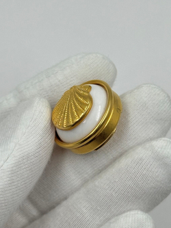 Накладка на пуговицу белая с ракушкой