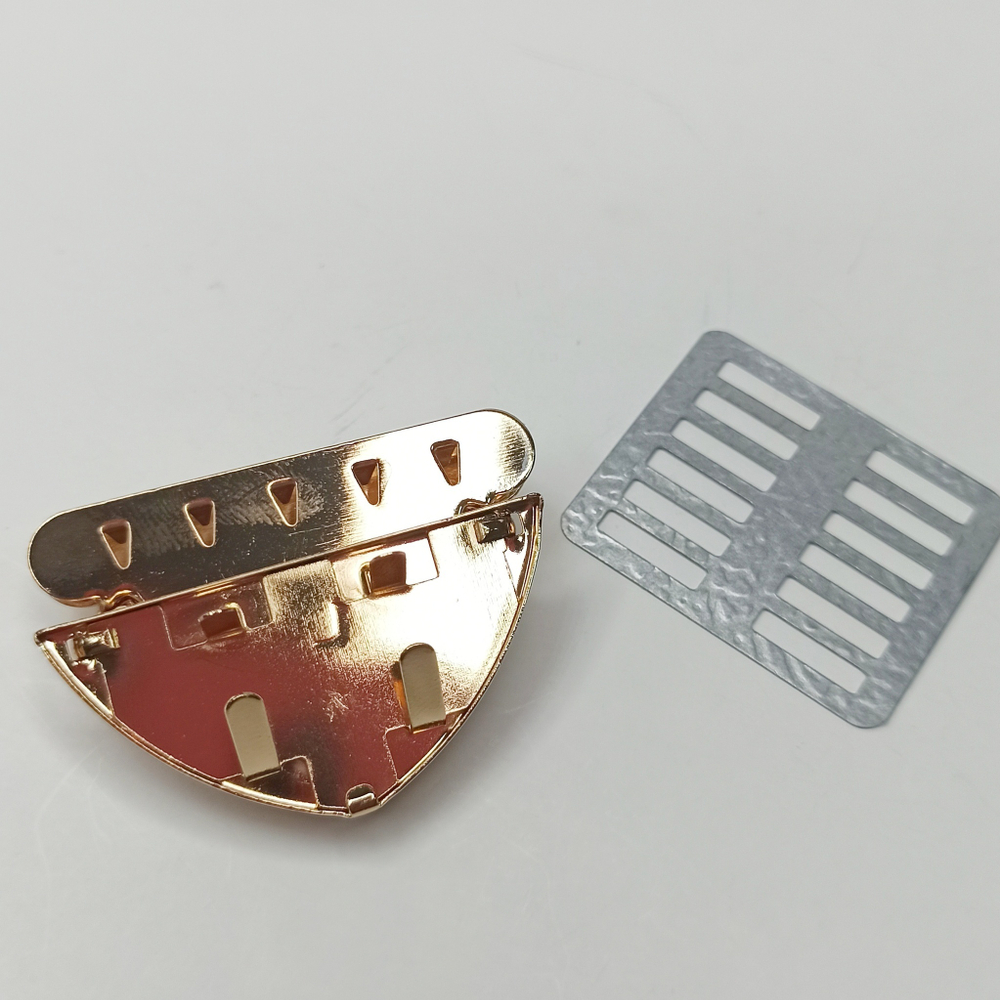 Замок-защелка на зажимах 52*35 Золото